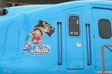 先頭車両に入った「ワンピース新幹線」のマーク（撮影：尾形文繁）