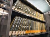 中には新旧さまざまな書籍が整然と並んでおり、歴史の重みを感じる（筆者撮影）