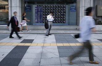 日経平均は反落､円高･ハイテク株安が重し　