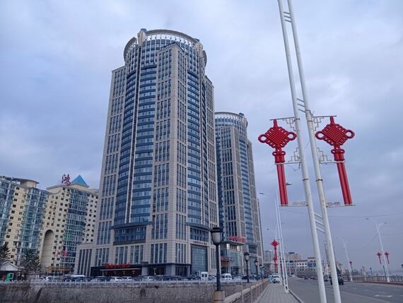 街中の赤色のお守り