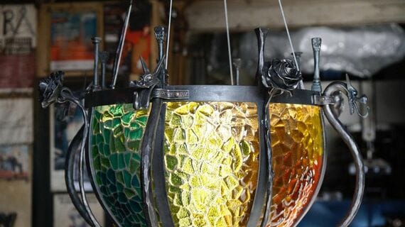 バラとドラゴンがあしらわれたランプ