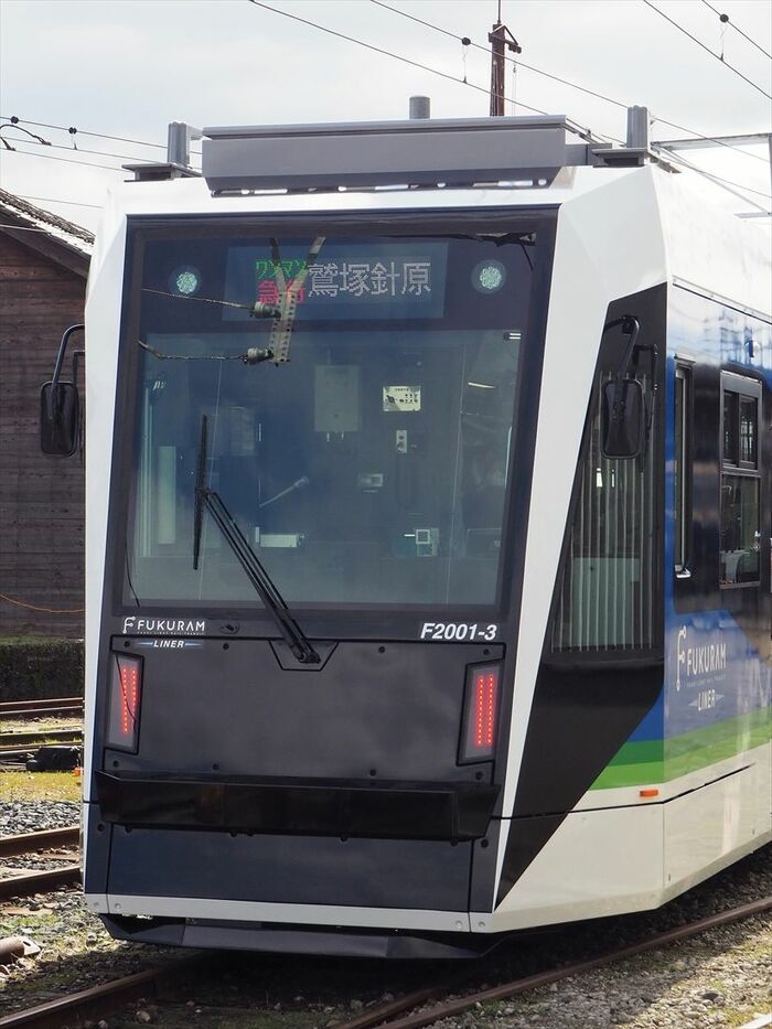 尾灯は前面窓下に縦型に配置している