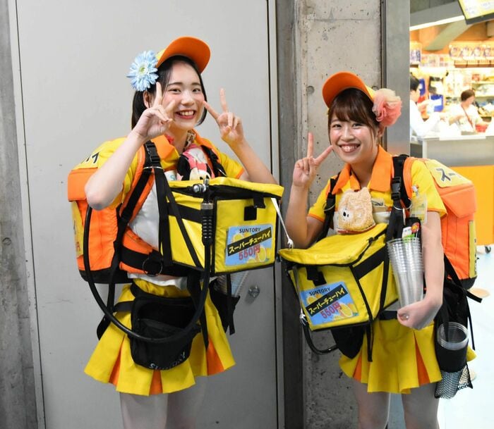 スーパーチューハイの売り子たちも笑顔