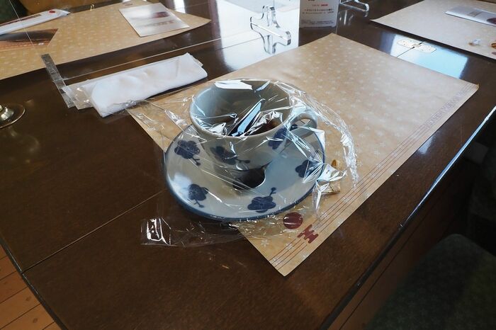 途中駅で席を離れた乗客のカップにラップをかける配慮も