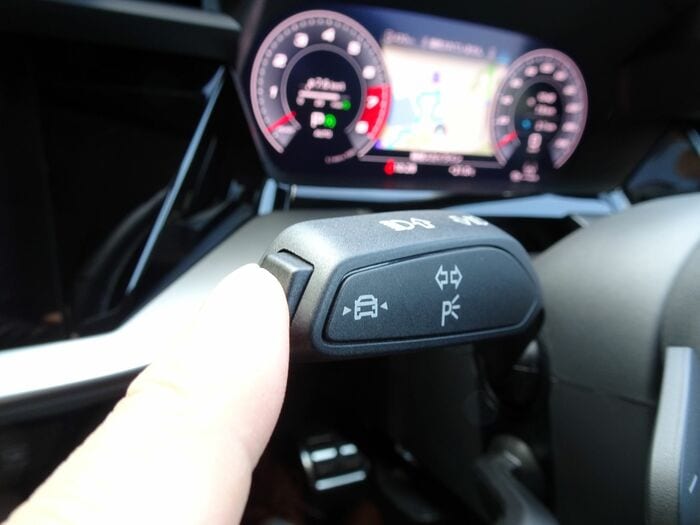 レバー先端に先進安全技術のオン／オフスイッチ