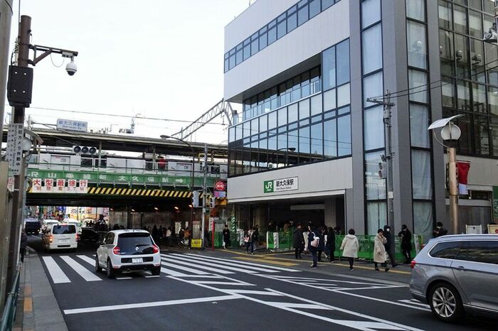新しいビルを建設中の新大久保駅