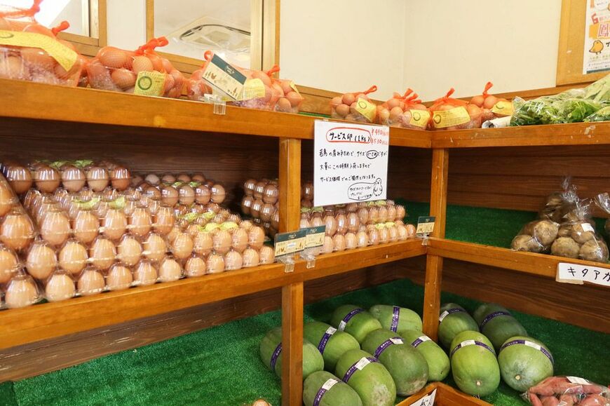 店内では卵はもちろん、野菜なども販売。中には自社で栽培している野菜も （筆者撮影）