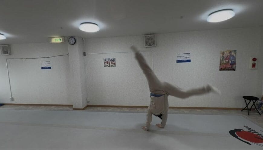 12年ぶりに側転で回る筆者（写真：バク転パーソナル教室木更津店）