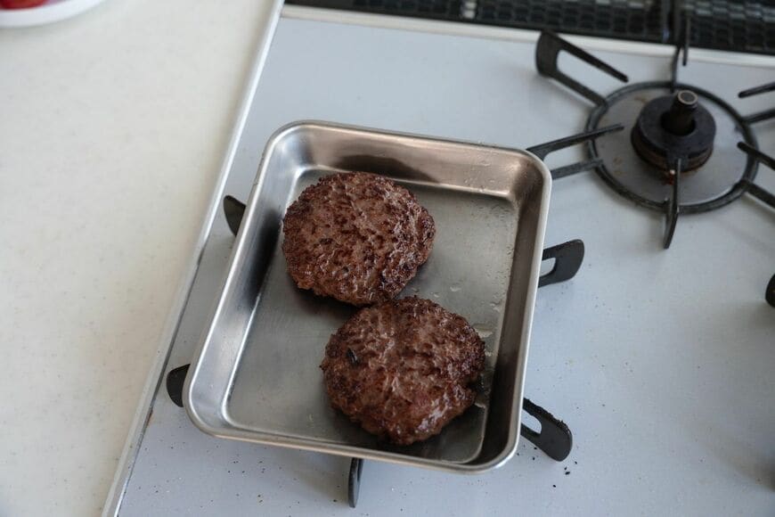 金属製バットで肉を休ませているところ