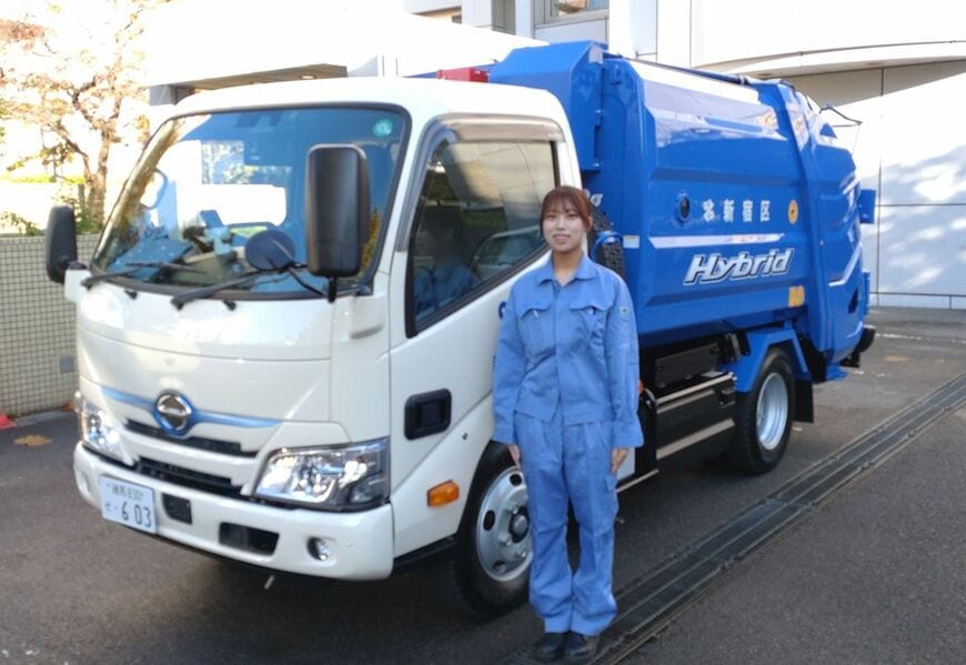 清掃車と女子学生