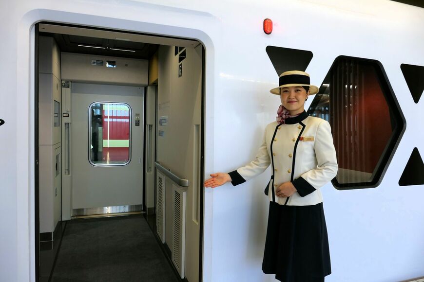 「伊予灘ものがたり」のアテンダントが浅草駅で乗客を出迎えるという不思議な光景（記者撮影）