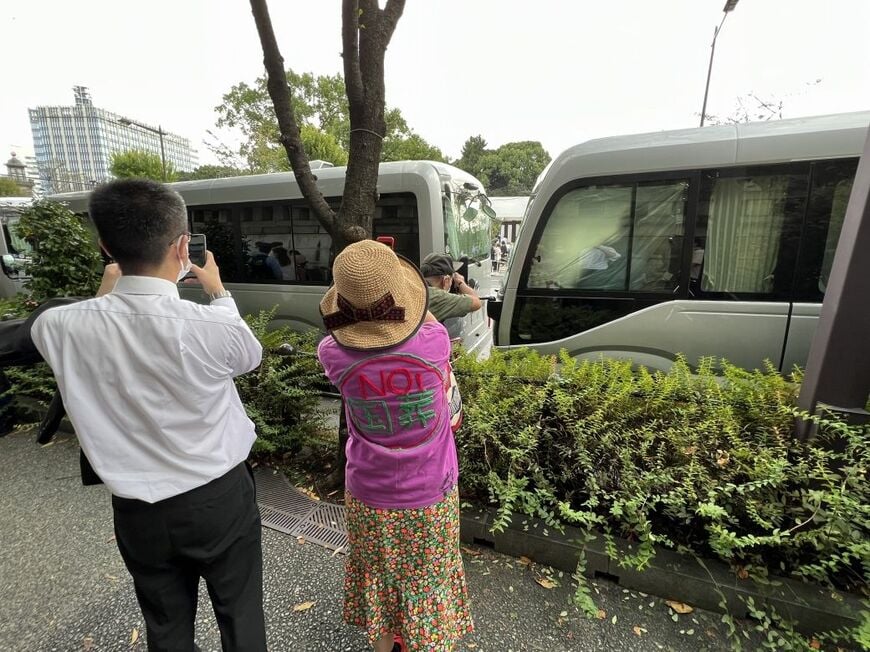 国葬反対派もスマホで撮影（東洋経済オンライン編集部撮影）