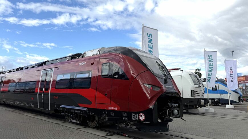 本物の鉄道車両がずらりと並ぶ「イノトランス」の会場（記者撮影）