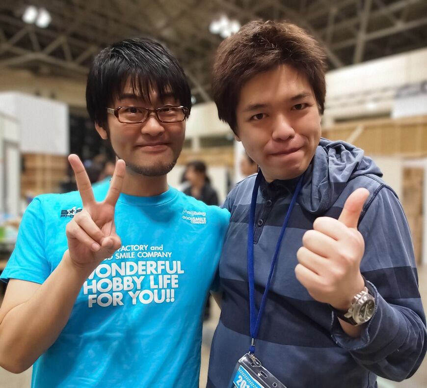 尊敬するシンガーソングライターの鷲崎健さんと共に（写真：松井さん提供）