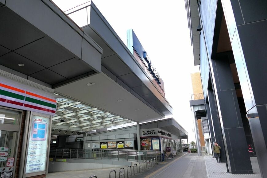 本来の駅名看板とホテルの間のスペースはわずか（記者撮影）