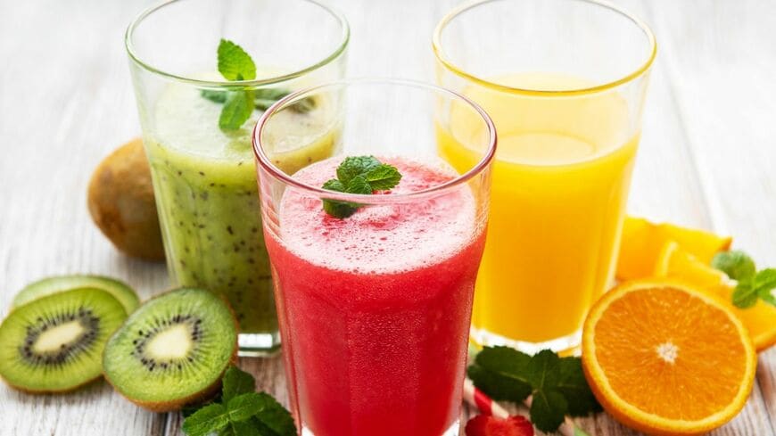 生野菜や果物をたっぷり摂取できるスムージーは腸活に最適ですが、さらに効果を高めるにはコツがあります（写真：Almaje／PIXTA）この記事の画像を見る(◯枚)