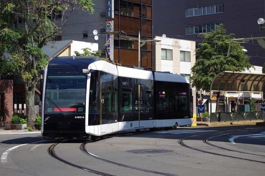 札幌市電の最新型車両、A1200形「ポラリス」（写真：うげい / PIXTA）