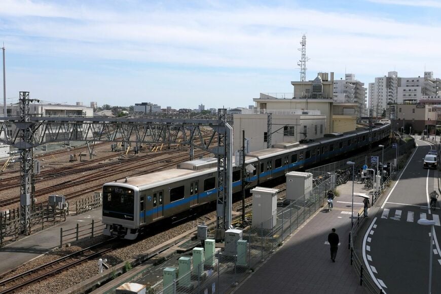 江ノ島線の電車は大野乗務所などがある建物を回り込むようにして相模大野駅に到着する（記者撮影）