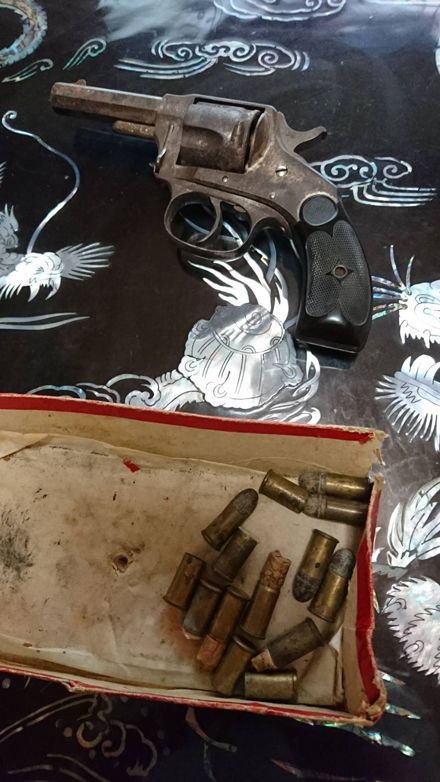 見つかった拳銃と弾丸（写真：Nさん撮影）
