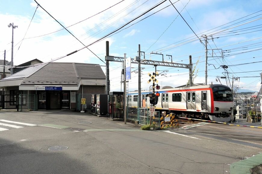 東口駅舎の外観（記者撮影）