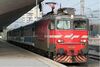 ハンガリー行き国際列車は古風な電気機関車が牽引