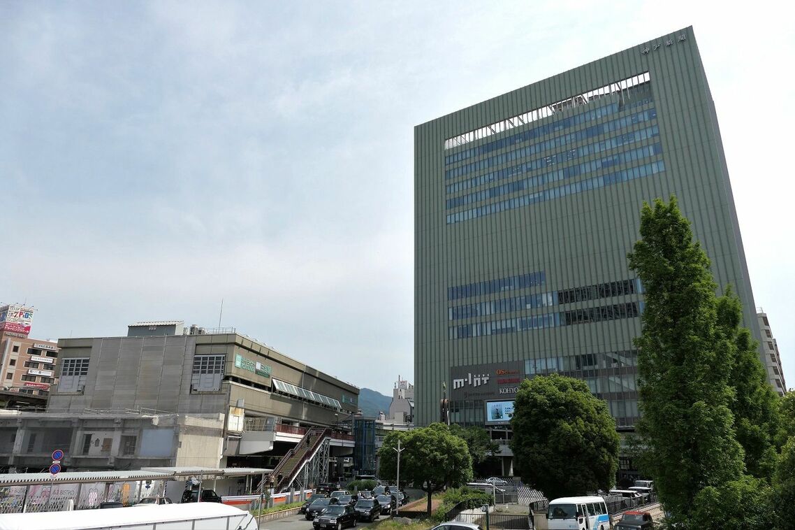 ポートライナーの三宮駅（左）とミント神戸