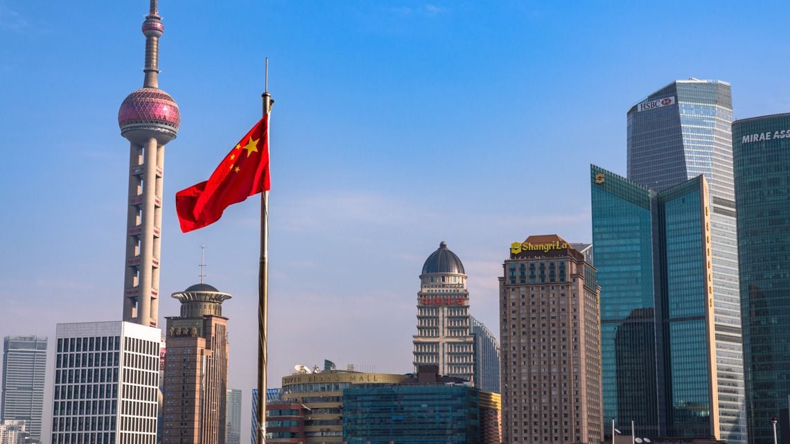 中国の国旗と上海の高層ビル群