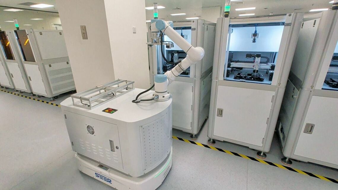 消費電力テスト実験室では、搬送ロボットが端末をテスト機台に運ぶ（筆者撮影）