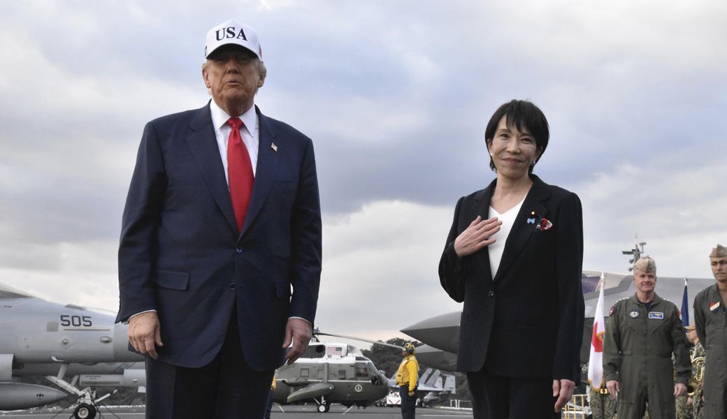 米原子力空母ジョージ・ワシントンの艦上で並ぶトランプ大統領と高市首相（写真：Getty Images／The Asahi Shimbun）