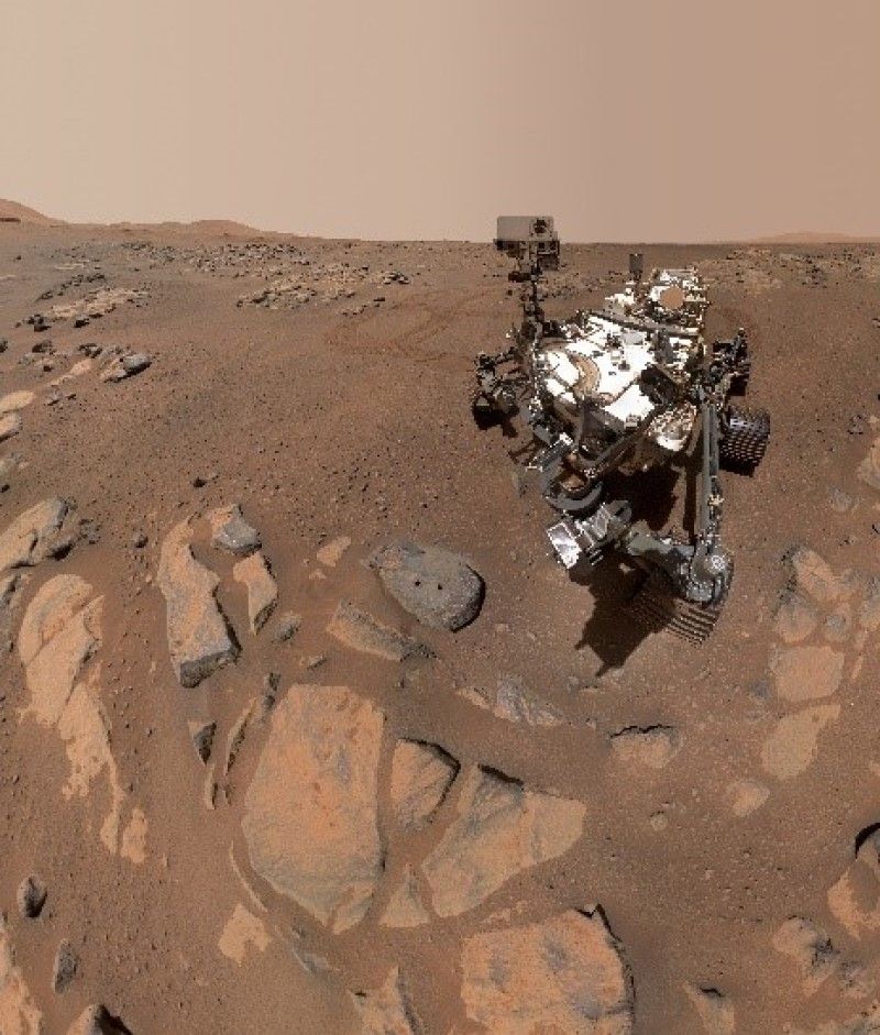 火星で探査を続けるパーサヴィアランスの「自撮り」画像。岩石サンプルを採取したところに2つの穴が開いている（2021年9月10日撮影、画像：NASA／JPL-Caltech/MSSS）