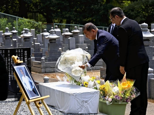 安倍元首相の慰霊碑に献花する石破首相(8日、奈良市の三笠霊苑で)=前田尚紀撮影
