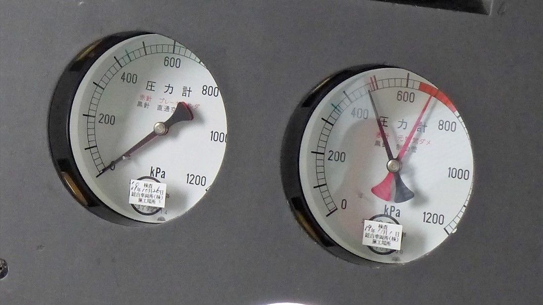 ブレーキがかかっていない走行中の圧力計。右側メーターの黒い針はブレーキ管内に圧力（490kPa）がかかっていることを示している（記者撮影）