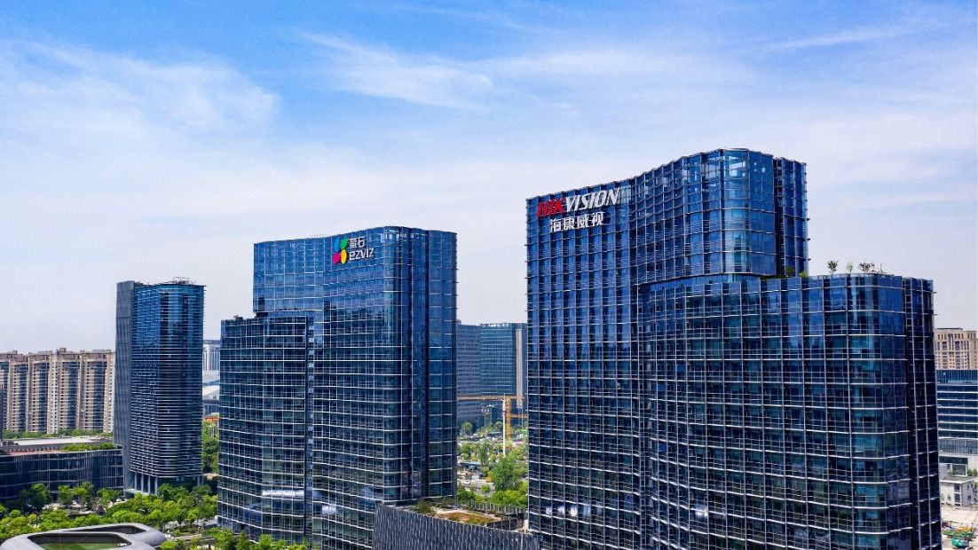 カナダ法人に対する事業停止命令に、ハイクビジョンは強い反発を示している。写真は浙江省杭州市の本社ビル（同社ウェブサイトより）