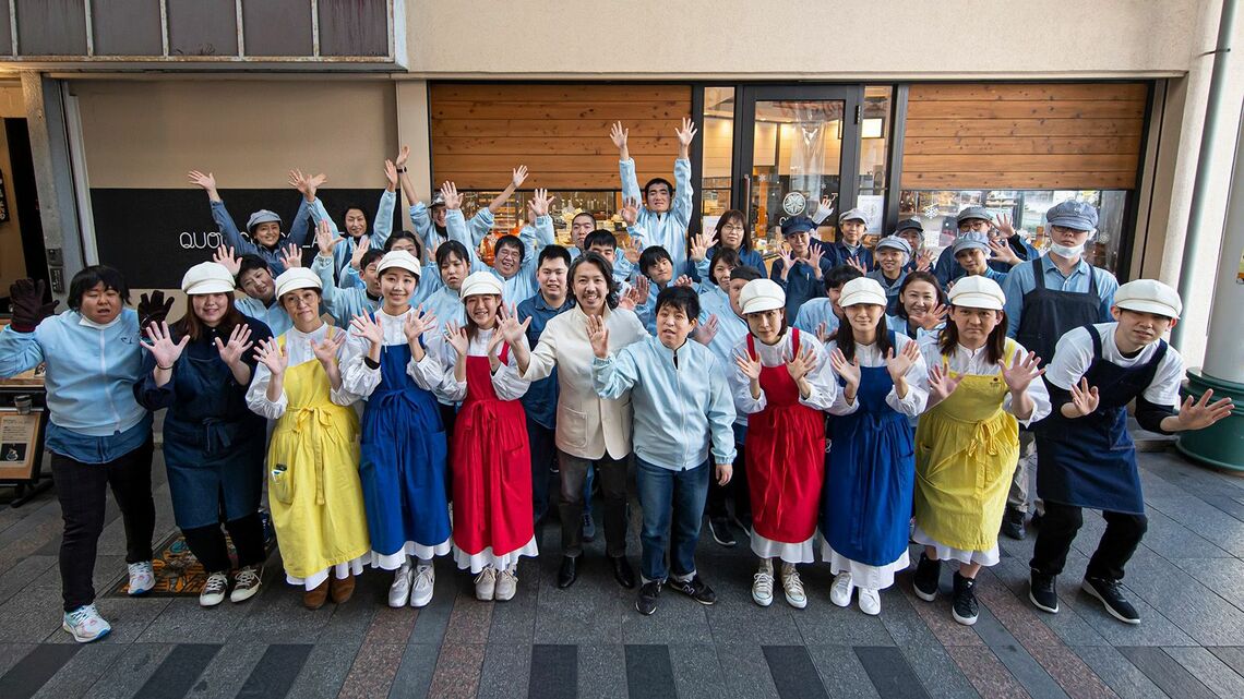 久遠チョコレート本店前で夏目さんとスタッフ