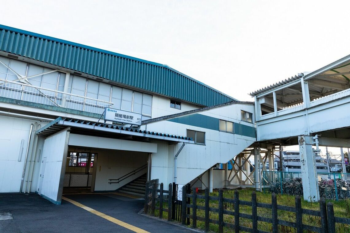 競艇場前駅の北口。右に見える陸橋は多摩川ボートレース場に通じる（筆者撮影）