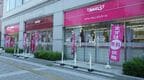 スタジアム近くにはチアリーディングスクールも