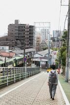 石川台駅前の線路沿いの急坂