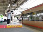 スペーシア那須野号の出発を見送る両駅長