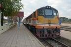 ラオスでタイへの出発を待つタイ国鉄の列車