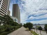 「春海橋公園」と左手にある「アーバンドックパークシティ豊洲」、その奥にある「ららぽーと豊洲」（筆者撮影）