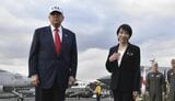 米原子力空母ジョージ・ワシントンの艦上で並ぶトランプ大統領と高市首相（写真：Getty Images／The Asahi Shimbun）