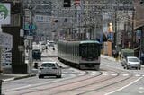 県道の併用軌道を上っていく太秦天神川行き（記者撮影）