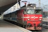 ハンガリー行き国際列車は古風な電気機関車が牽引（写真：谷川一巳）