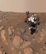 火星で探査を続けるパーサヴィアランスの「自撮り」画像。岩石サンプルを採取したところに2つの穴が開いている（2021年9月10日撮影、画像：NASA／JPL-Caltech/MSSS）