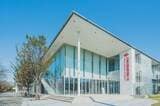 群馬県前橋市にあるキャンパス。写真は学生や地域の人々が集う「KYOAI COMMUNITY HALL」や「PROJECT ROOM」など、学生と地域の人との集いと学びの場を備える新校舎「KYOAI GLOCAL GATEWAY」（写真：共愛学園前橋国際大学提供）
