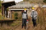 JR九州廣田揚亮氏（左）と打ち合わせをする鉄道写真家の長根広和氏（右）（写真：村上悠太）