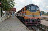 ラオスでタイへの出発を待つタイ国鉄の列車＝2023年1月、タナレーン駅（写真：ひで＠のんかい）