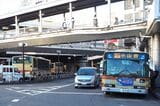 多摩線延伸計画では町田市内に中間駅を1つ設ける想定だ。想定地点の小山田へ向かうバス（右）（記者撮影）