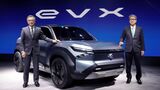 スズキが今年1月、インドでのイベントで公開したEVコンセプトモデル「eVX」。左は鈴木俊宏社長（写真：スズキ）