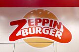 店内の壁にもZEPPINBURGERのマークが（筆者撮影）